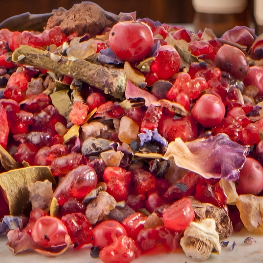 Pallas Athene, Räuchermischung der Reihe Aufgestiegene Meister von Berk, 60 ml im schwarzen Bügelglas: Nahaufnahme der Mischung mit rosa Pfefferbeeren und roten Beerenstücken auf Marmor vor der warmen, unscharfen Abendapotheke – Spirit of Gaia