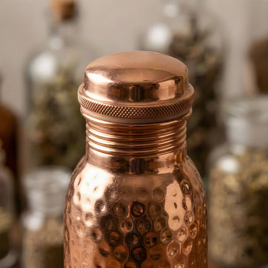 Makro-Detail der Hammerschlag-Oberfläche und Kappe der Kupfer-Trinkflasche