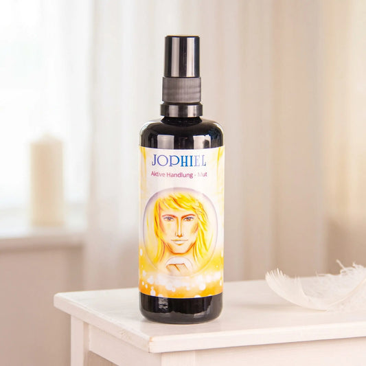 Seraphim Engel-Essenz Jophiel: Sprühflasche auf einem weißen Beistelltisch in einem hellen Raum, daneben eine weiße Feder