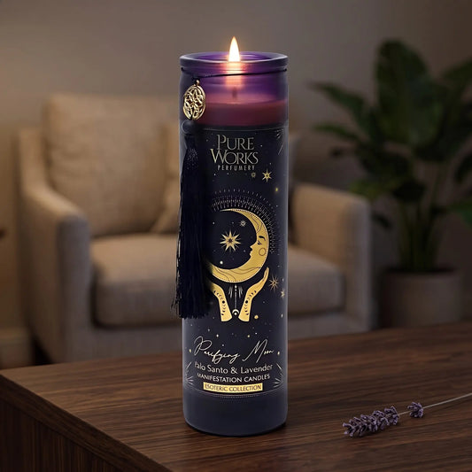 Manifestationskerze Purifying Moon (Palo Santo & Lavendel): brennende Glaskerze auf einem dunklen Holztisch im Wohnzimmer am Abend, daneben ein Lavendelzweig