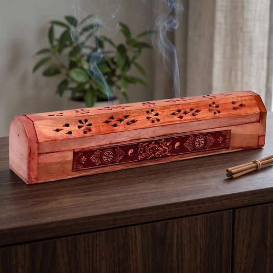 Räucherkistchen Drache in Benutzung mit feinem Rauch auf einem dunklen Holz-Sideboard am Abend