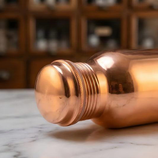 Makro-Detail des polierten Kupferverschlusses der Ayurveda-Trinkflasche