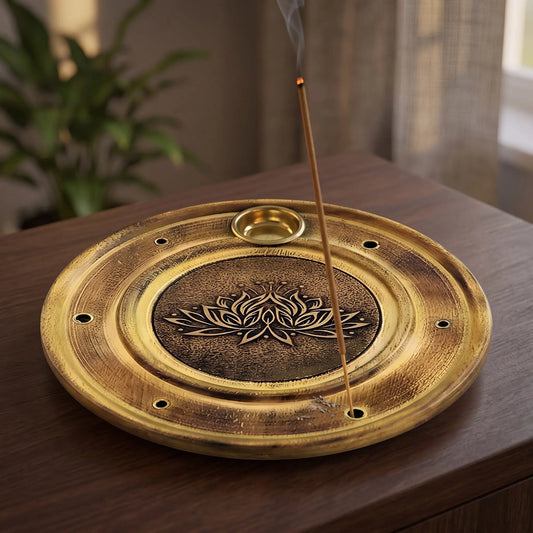 Räucherstäbchen- und Weihrauchkegelhalter Lotus: glimmendes Räucherstäbchen mit feinem Rauch in der Holzplatte, auf einem Sideboard am Abend