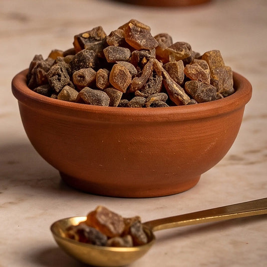Bernstein, Räucherbernstein von Berk, 60 ml im Korkglas: Nahaufnahme der Terracottaschale mit kleinen honigbraunen Bernsteinsplittern auf der Marmortheke – Spirit of Gaia