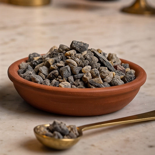 Palo Santo Harz von Berk, 60 ml im Korkglas: Nahaufnahme der Terracottaschale mit dunkelgrauem Palo-Santo-Harz mit Krümeln auf der Marmortheke – Spirit of Gaia