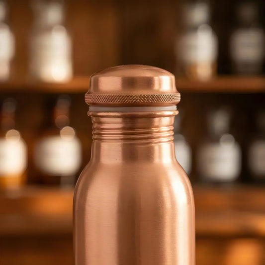 Makro-Detail der Schraubkappe und des geriffelten Halses der Kupfer-Trinkflasche