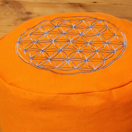Meditationskissen Blume des Lebens, orange, Ø 30 cm, Höhe 15 cm, Buchweizenfüllung: Nahaufnahme der silbern-blauen Stickerei der Blume des Lebens auf dem orangen Baumwollbezug – Spirit of Gaia