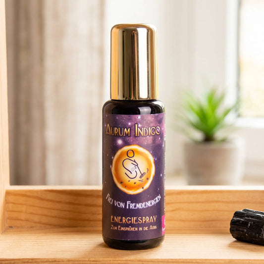 Energiespray Aurum Indigo Frei von Fremdenergien: Sprühflasche auf einem hellen Holzregal am Fenster mit Leinenvorhang, daneben ein schwarzer Turmalin