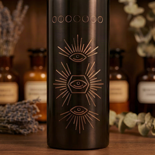 Makro der gravierten Sonne mit Strahlen und Auge auf der antik-dunklen Kupferflasche