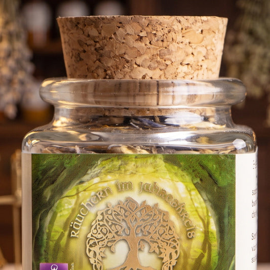Sommersonnenwende – Litha, Jahreskreisfeste-Räuchermischung von Berk, 50 ml im Korkglas: Nahaufnahme von Korken, Glashals und Etikett mit dem Lebensbaum-Motiv vor der warmen, unscharfen Abendapotheke – Spirit of Gaia