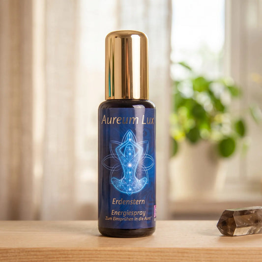 Energiespray Aureum Lux Erdenstern: Sprühflasche auf einem hellen Holzregal am Fenster mit Leinenvorhang, daneben ein Rauchquarz
