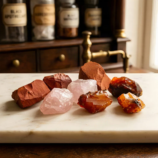 Naturbelassene Rohsteine der Wassersteine Liebe & Zuneigung: Rosenquarz, Roter Jaspis und Karneol in Nahaufnahme – Spirit of Gaia