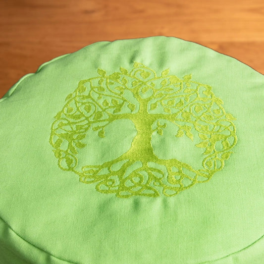 Yggdrasil Meditationskissen rund, grün, Ø 30 cm, Höhe 15 cm, Buchweizenfüllung: Nahaufnahme der gestickten Weltenesche auf dem grünen Baumwollbezug – Spirit of Gaia