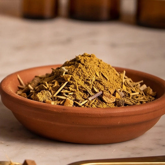 Naturgeister, Rauhnachts-Räucherung von Berk, 50 ml im Korkglas: Nahaufnahme der Terracottaschale mit feiner ockergelber Kräutermischung vor der warmen, unscharfen Abendapotheke – Spirit of Gaia