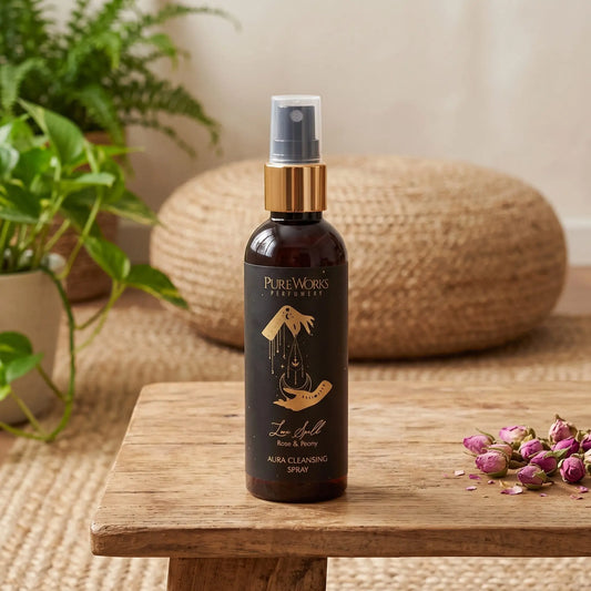 Aura-Spray Love Spell (Rose & Pfingstrose): Sprühflasche auf einem Holztisch in einer ruhigen Meditationsecke mit Sitzkissen und Pflanze