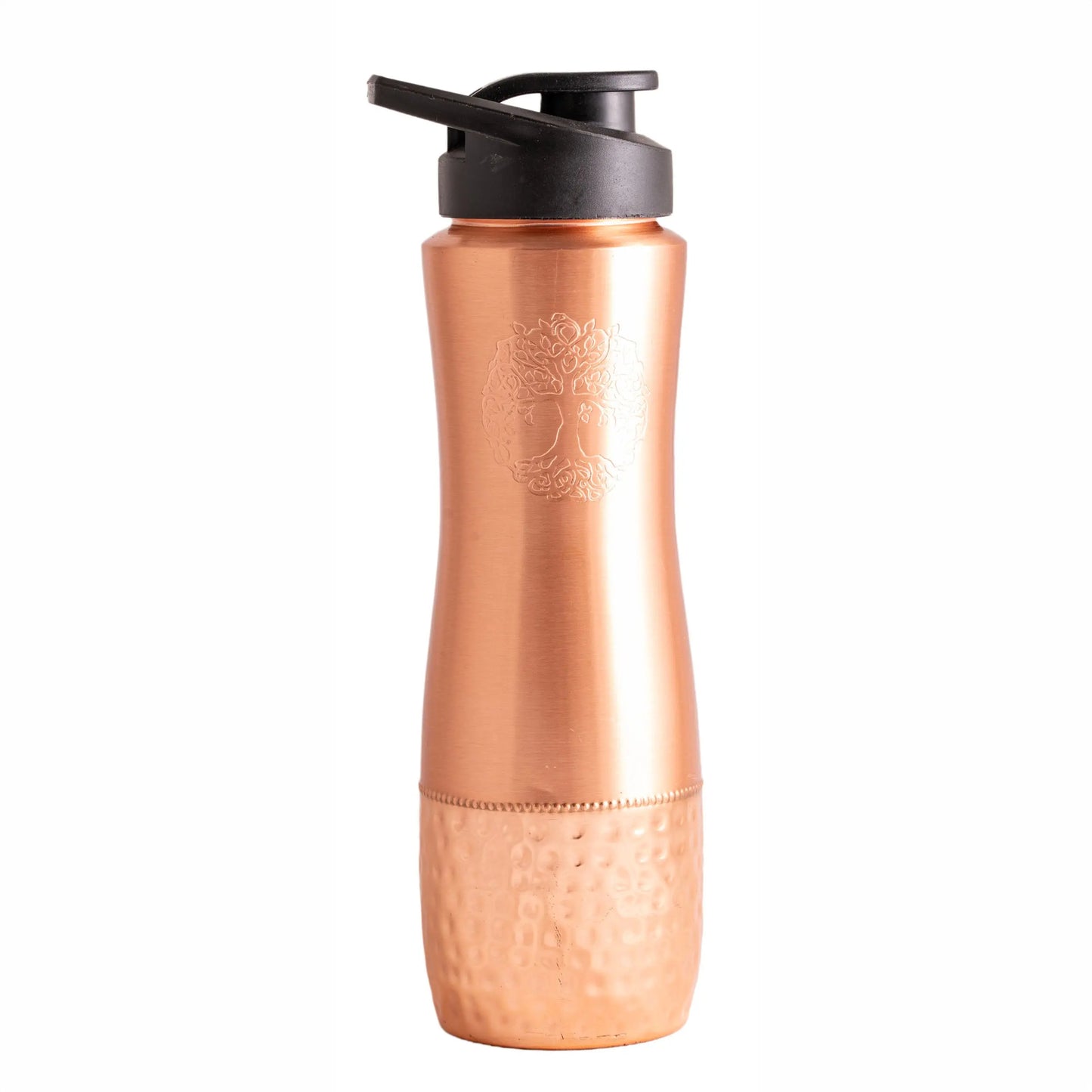 Ergonomische Kupfertrinkflasche mit schwarzem Sportverschluss, eingraviertem Baum des Lebens auf glatter oberer Hälfte und gehämmerter Struktur unten.