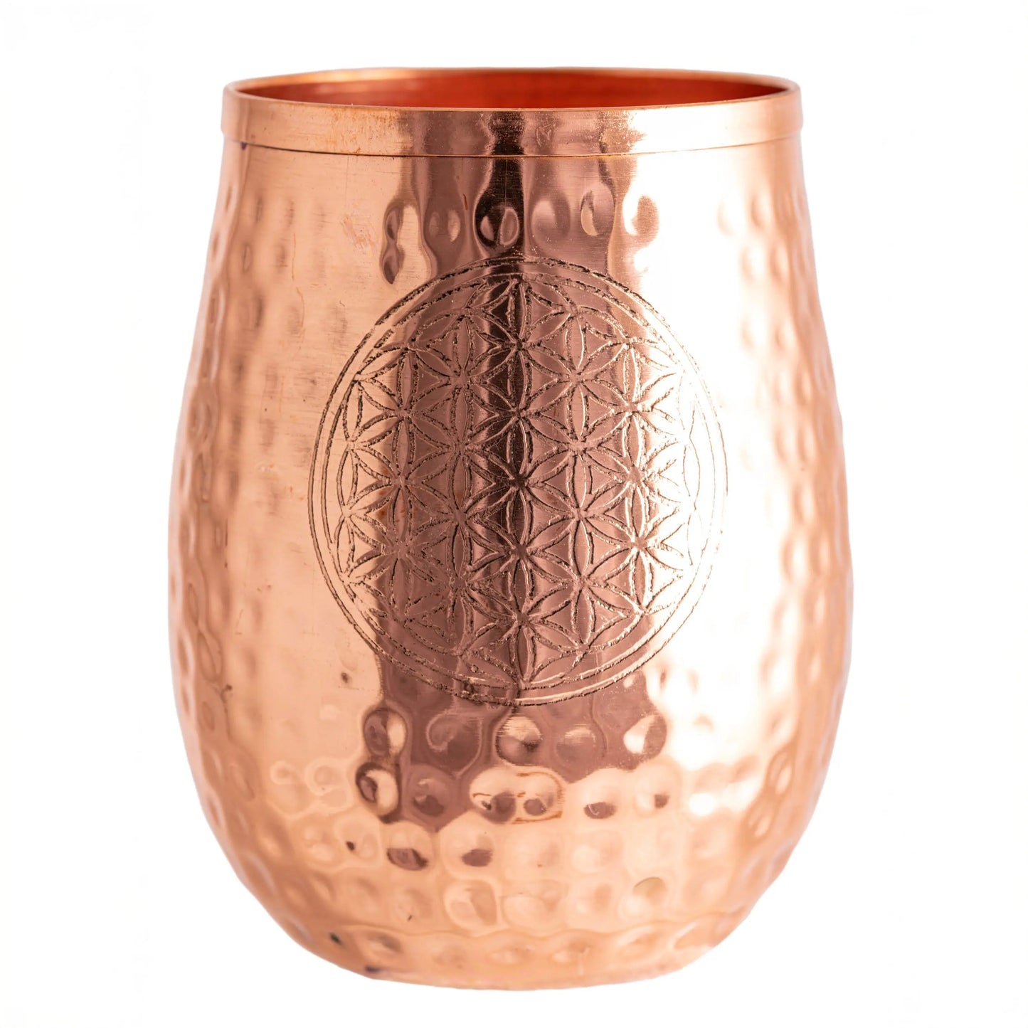 Kupfertrinkbecher mit eingravierter Blume des Lebens auf weißem Hintergrund