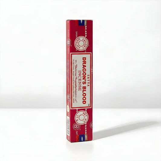 Satya Dragon's Blood Räucherstäbchen – Packung stehend auf weißem Hintergrund mit weichem Schatten