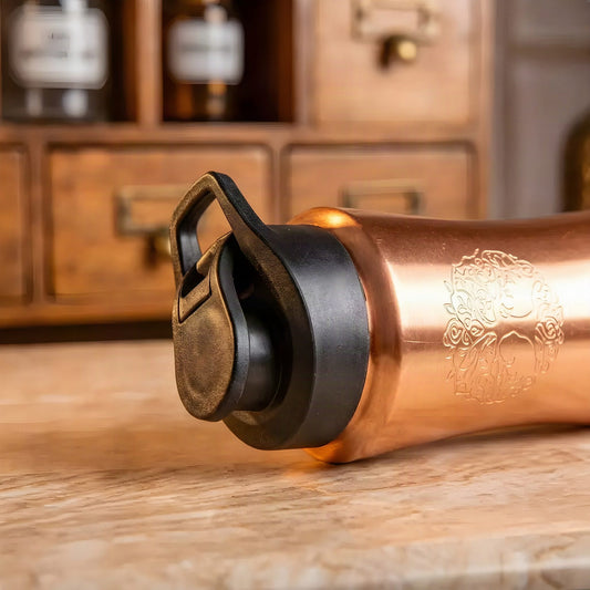 Detail des schwarzen Sportverschlusses und der Baum-des-Lebens-Gravur der Kupferflasche