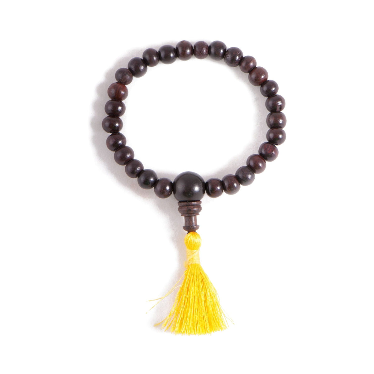Power-Bracelet Rosenholz mit Guruperle und gelber Quaste, freigestellt auf weißem Grund