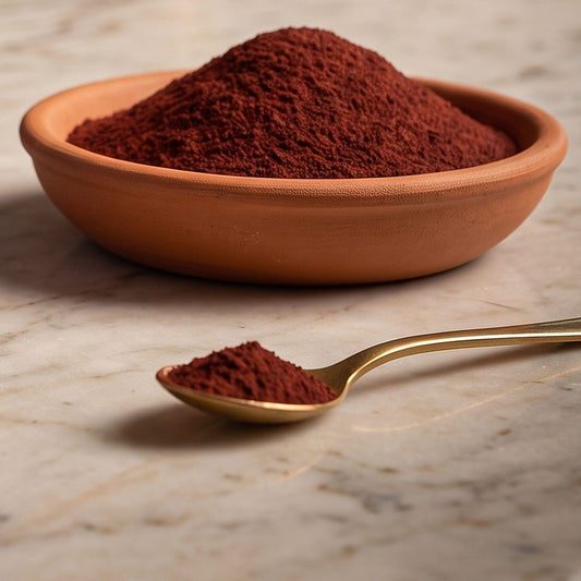 Drachenblut Pulver, reines Räucherharz von Berk, 60 ml im Korkglas: Nahaufnahme der Terracottaschale mit ziegelrotem Drachenblutpulver auf der Marmortheke – Spirit of Gaia
