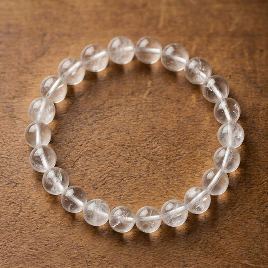 Makro der naturbelassenen, klaren Bergkristall-Perlen des Edelstein-Kugelarmbands