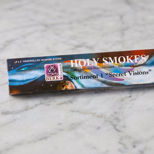 Nahaufnahme der Packung Secret Visions Sortiment 1 mit Holy-Smokes-Schriftzug, Berk-Esoterik-Logo und dem Aufdruck 9 x 2 Räucherstäbchen auf Marmor