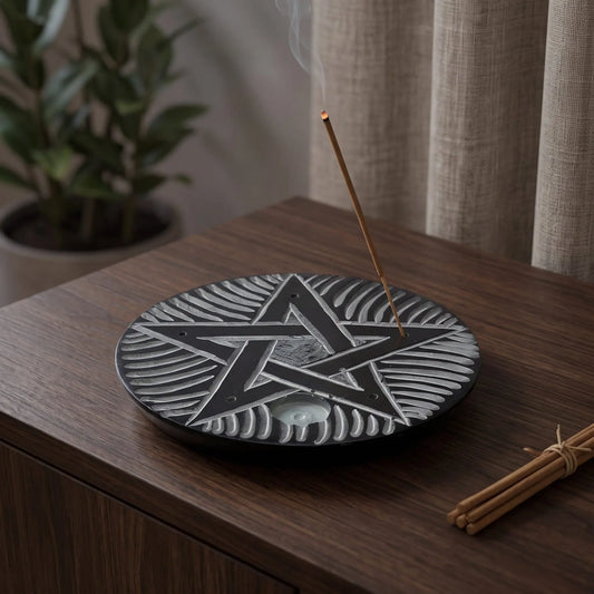 Räucherstäbchenhalter für mehrere Stäbchen und Kegel - Speckstein - Pentagramm in Benutzung mit feinem Rauch auf einem dunklen Holz-Sideboard am Abend