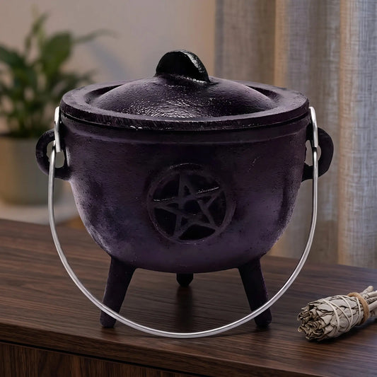 Cauldron (Hexenkessel) Pentagramm auf einem dunklen Holz-Sideboard im Wohnzimmer