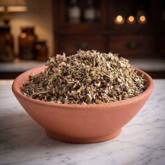 Labdanum-Blätter (Cistus), sortenreines Räucherwerk von Berk, 10 g: Nahaufnahme der Terracottaschale mit zerkleinerten Cistusblättern vor der warmen, unscharfen Abendapotheke – Spirit of Gaia