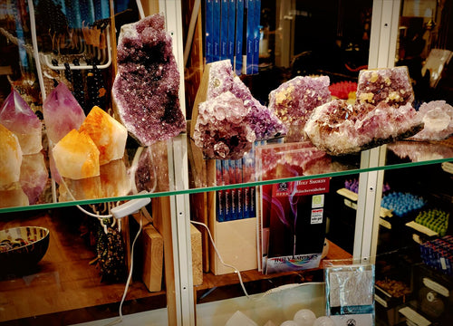 Amethystdrusen und Bergkristallspitzen in der Vitrine im Laden in Neuss