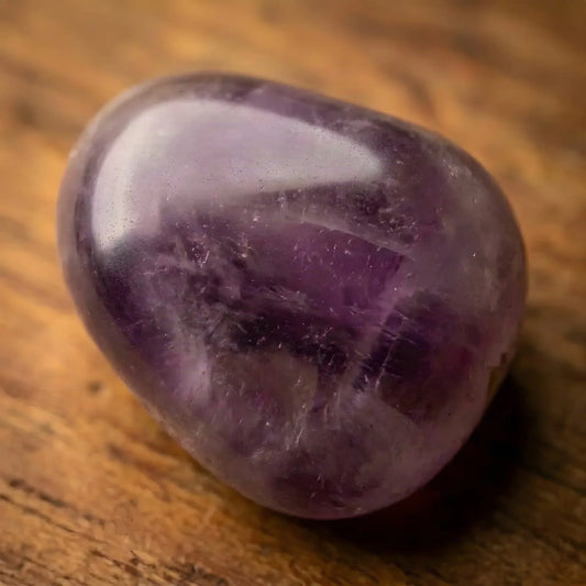 Amethyst Trommelstein – Detail-Makro der polierten violetten Oberfläche