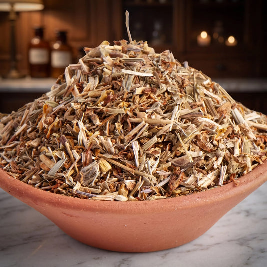 Johanniskraut, sortenreines Räucherwerk von Berk, 25 g: Nahaufnahme der Terracottaschale mit geschnittenem Johanniskraut mit Blütenresten vor der warmen, unscharfen Abendapotheke – Spirit of Gaia