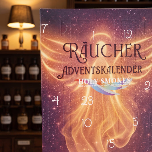 Nahaufnahme des Adventskalenders: Schriftzug Räucher Adventskalender und Holy-Smokes-Logo zwischen den Türchen