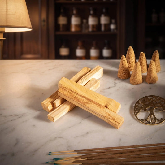 Palo-Santo-Stäbe, Kegel, Räucherstäbchen und der Talisman Baum des Lebens aus dem Set