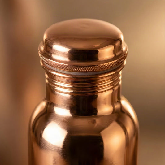 Makro des Kupfer-Kuppeldeckels und der spiegelglatt polierten Oberfläche der Trinkflasche