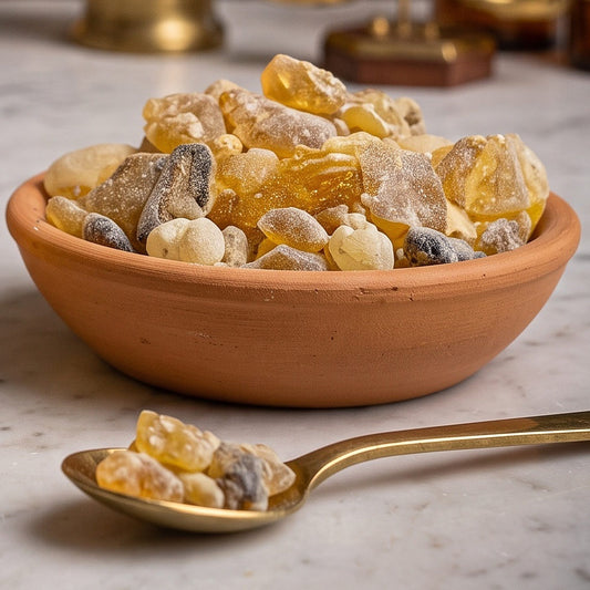 Copal Gold, reines Räucherharz von Berk, 60 ml im Korkglas: Nahaufnahme der Terracottaschale mit goldgelben Copalstücken auf der Marmortheke – Spirit of Gaia