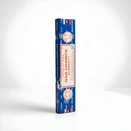 Satya Nag Champa Räucherstäbchen – Packung stehend auf weißem Hintergrund mit weichem Schatten