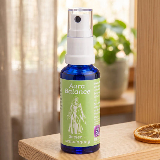 Energiespray Seelenschwingung (Aura Balance): Sprühflasche auf einem hellen Holzregal am Fenster mit Leinenvorhang, daneben eine getrocknete Orangenscheibe