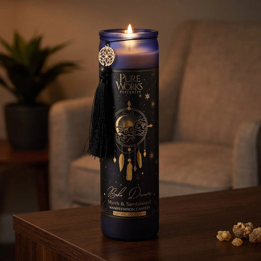 Manifestationskerze Boho Dreams (Myrrhe & Sandelholz): brennende Glaskerze auf einem dunklen Holztisch im Wohnzimmer am Abend, daneben etwas Myrrheharz