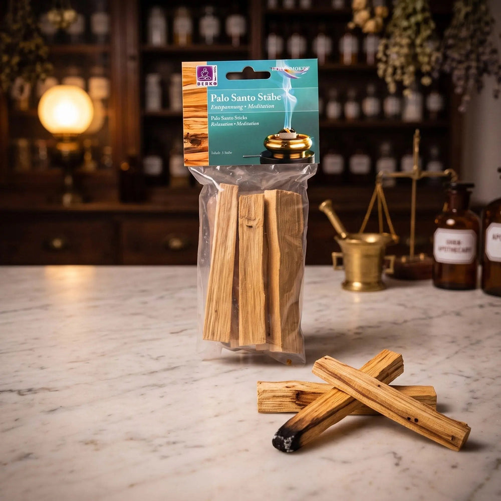 Palo Santo bei Spirit of Gaia – Holzstäbe in der Tüte und lose Stäbe auf der Marmortheke