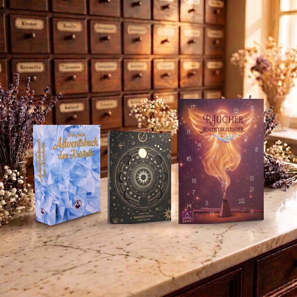 Adventskalender bei Spirit of Gaia: Adventsbuch der Kristalle, 12 Nights und der größere Räucher-Adventskalender Holy Smokes auf einer Marmortheke