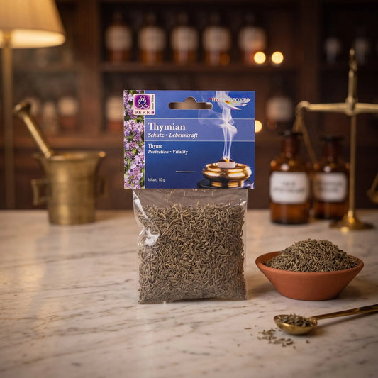 Thymian, sortenreines Räucherwerk von Berk, 10 g: Packung auf der Marmortheke einer alten Apotheke am Abend, daneben eine Terracottaschale mit getrocknetem Thymian und ein Messinglöffel – Spirit of Gaia