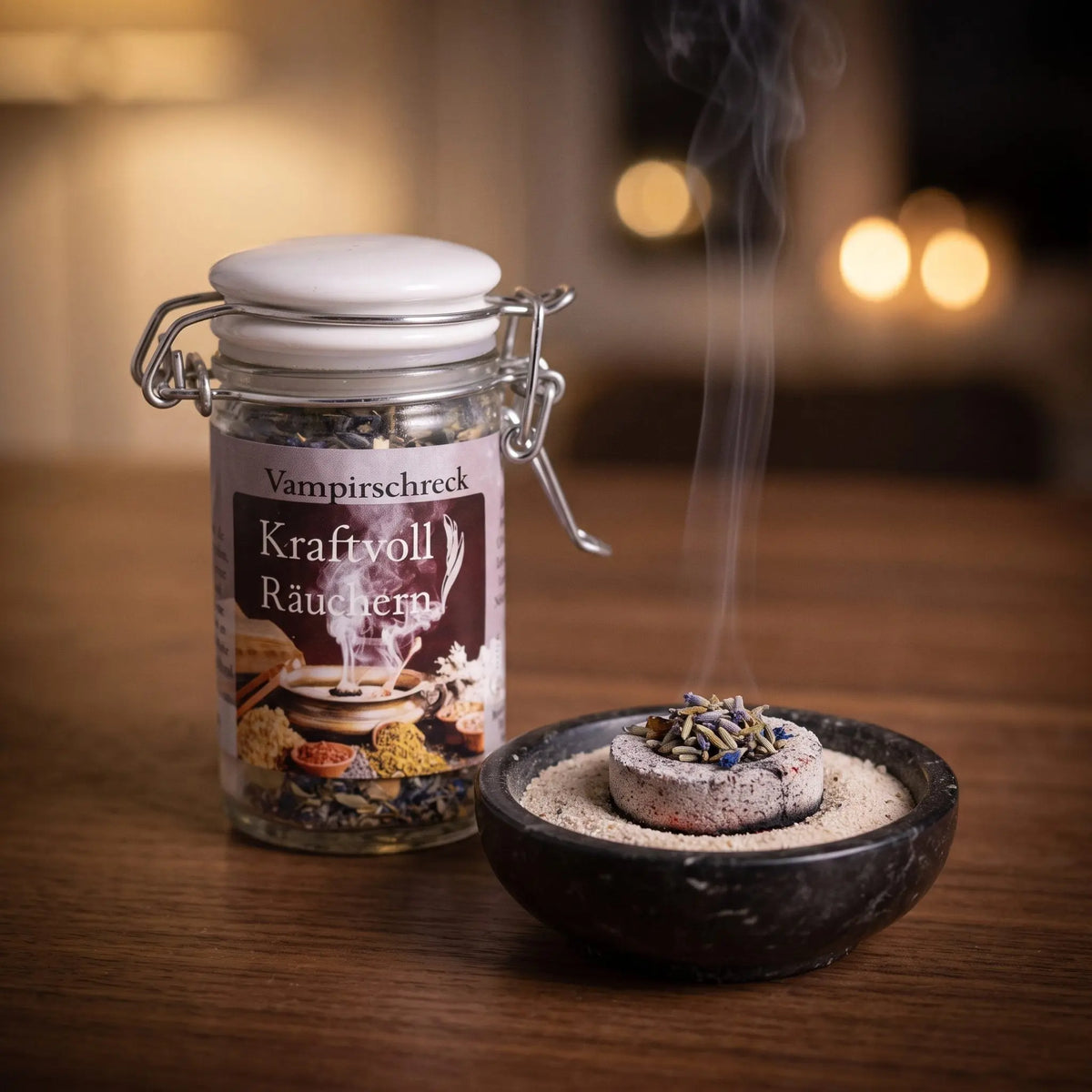 Vampirschreck, Räuchermischung der Reihe Kraftvoll Räuchern von Berk, 60 ml im Bügelglas: eine Prise der Mischung glimmt auf der Räucherkohle, dahinter das Bügelglas, feiner Rauch steigt auf einer dunklen Holzplatte am Abend auf – Spirit of Gaia