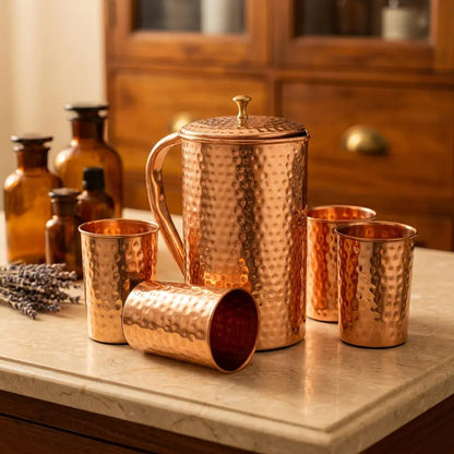 Kupfer-Krug-Set gehämmert mit Krug und 4 Bechern auf Marmortheke im Apotheker-Look – Spirit of Gaia