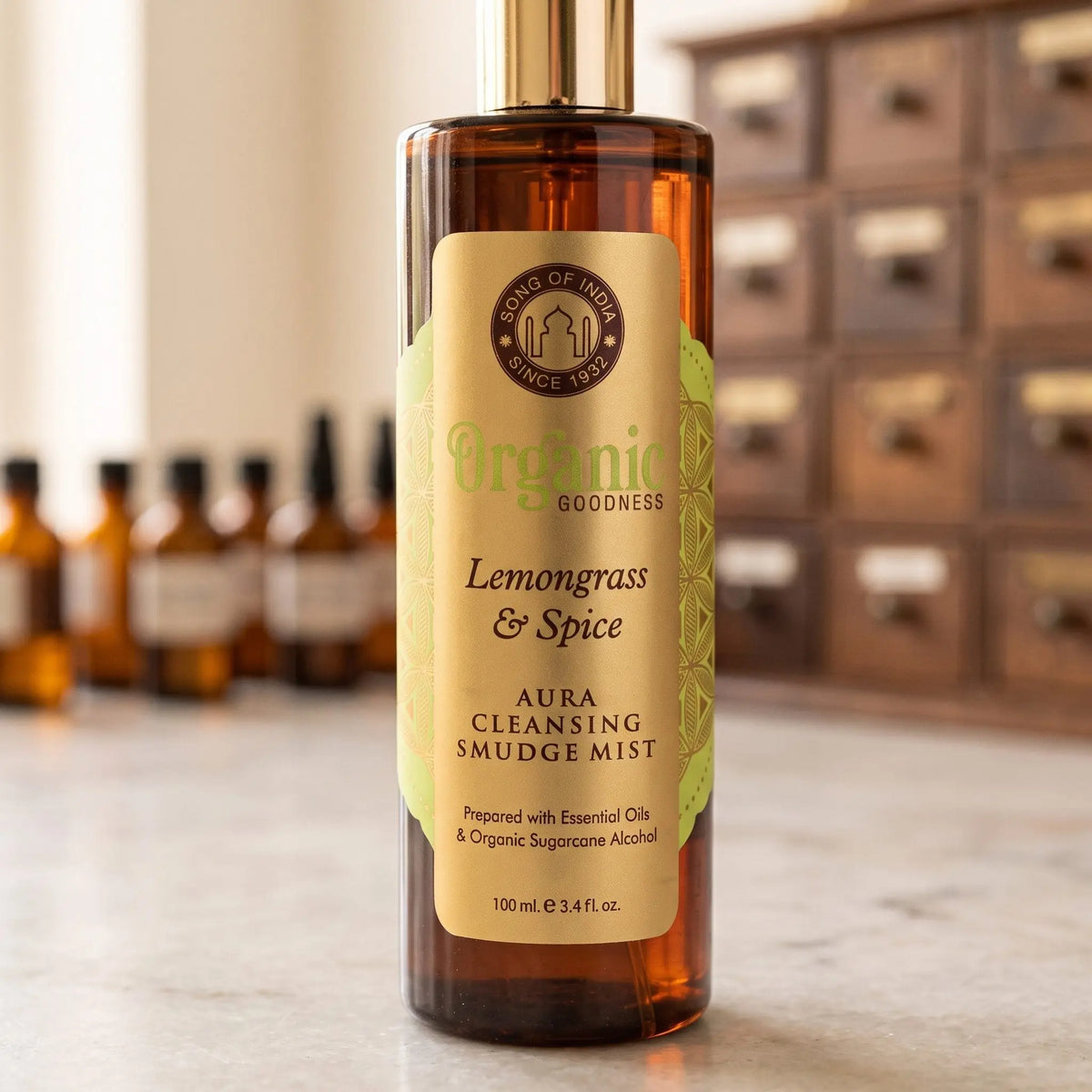 Etikett des Aura Reinigungssprays Zitronengras und Gewürze aus der Nähe: Siegel Song of India, Organic Goodness und Aura Cleansing Smudge Mist