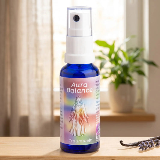 Energiespray Traumwelt (Aura Balance): Sprühflasche auf einem hellen Holzregal am Fenster mit Leinenvorhang, daneben eine Vanilleschote und Lavendel