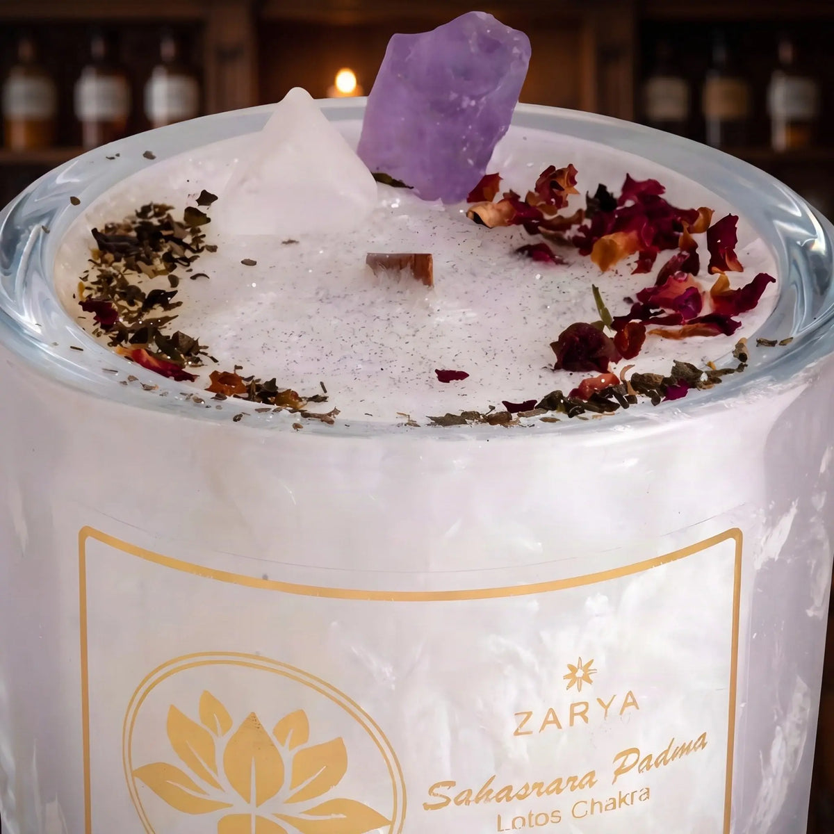 Chakra-Kerze Lotos Chakra Sahasrara Padma mit Bergkristall und Amethyst, Duft Vanille und Mandel: Nahaufnahme der Wachsoberfläche mit Edelsteinen, getrockneten Blüten und Holzdocht – Spirit of Gaia