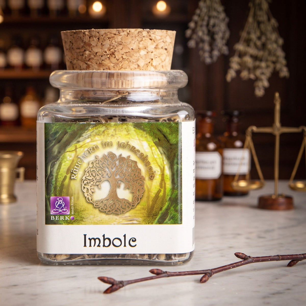 Imbolc, Jahreskreisfeste-Räuchermischung von Berk, 50 ml im Korkglas: Korkglas auf der Marmortheke einer alten Apotheke am Abend, daneben ein kahler Birkenzweig – Spirit of Gaia