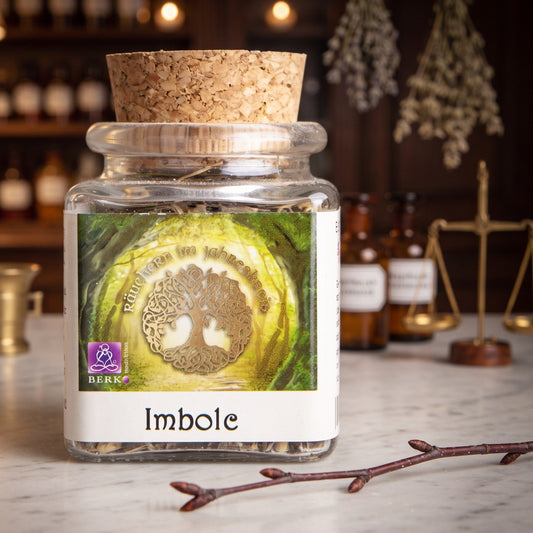 Imbolc, Jahreskreisfeste-Räuchermischung von Berk, 50 ml im Korkglas: Korkglas auf der Marmortheke einer alten Apotheke am Abend, daneben ein kahler Birkenzweig – Spirit of Gaia